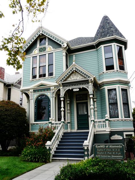 16 Beautiful Victorian House Designs