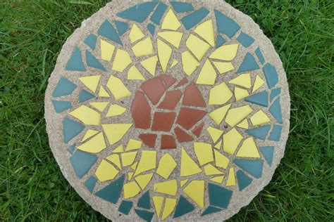 Jennifer's Little World blog - Parenting, craft and travel: Sunflower Mosaic Stepping Stone