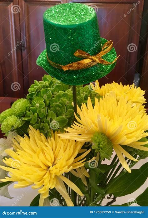 Yellow Mums and Green Flower Bouquet Stock Image - Image of jaunty, cheerful: 176089259