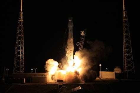 Liftoff! SpaceX Dragon Launches 1st Private Space Station Cargo Mission | Space