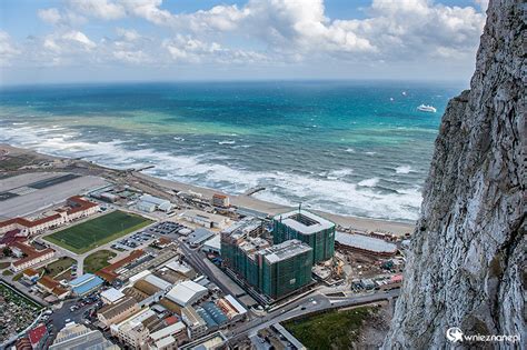 Gibraltar. Plaża Eastern Beach widziana z Upper Rock. - zdjęcie, foto ...