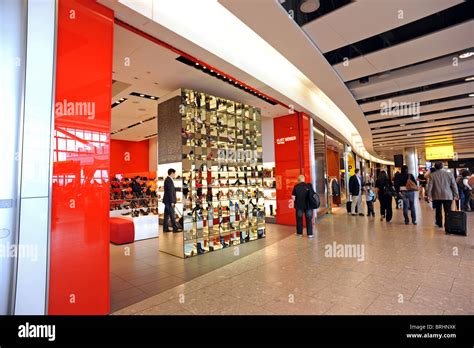 Heathrow terminal 5 shops hi-res stock photography and images - Alamy