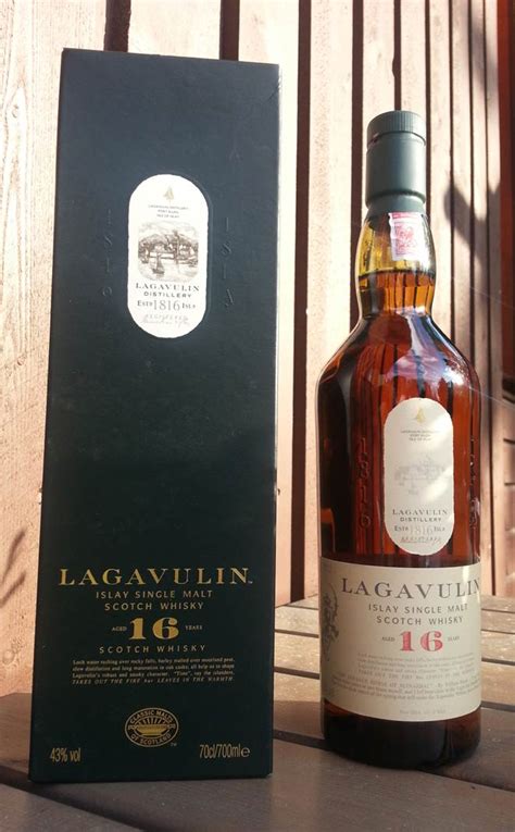 Lagavulin 16 year old single malt whisky review