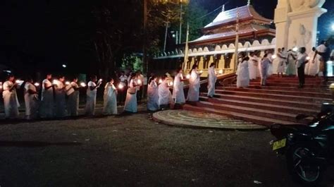 Indiana Buddhist Temple — Offering Lights (Pahan Puja) at Kotte Temple Sri...