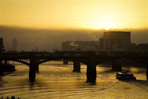 London weather: Insane photos show thick fog descend over the capital ...