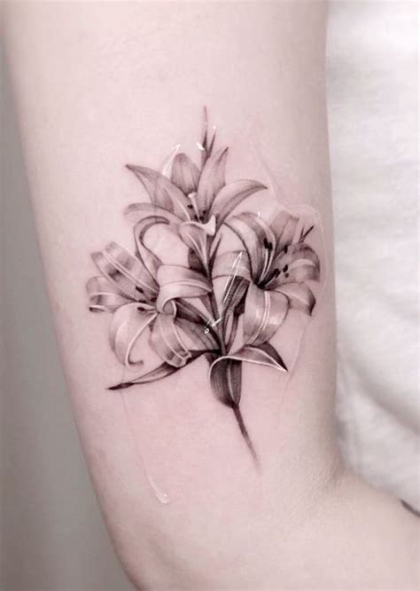 Aggregate 81+ black and white lily tattoo - in.cdgdbentre