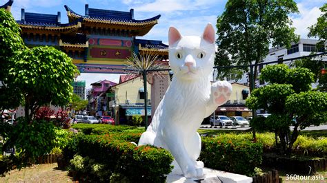 The Great Cat of Kuching – an welcoming icon at Padungan roundabout Kuching | 360Tour.Asia