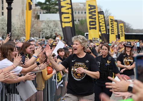 Lisa Bluder Contract Extended Through 2029 – University of Iowa Athletics