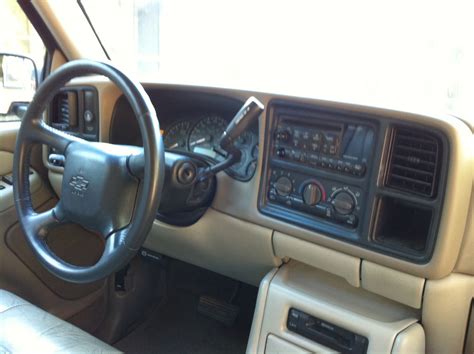 2002 Chevrolet Suburban - Information and photos - MOMENTcar