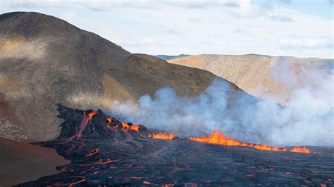 Un volcán entra en erupción en Islandia cerca de Reikiavik | Traveler