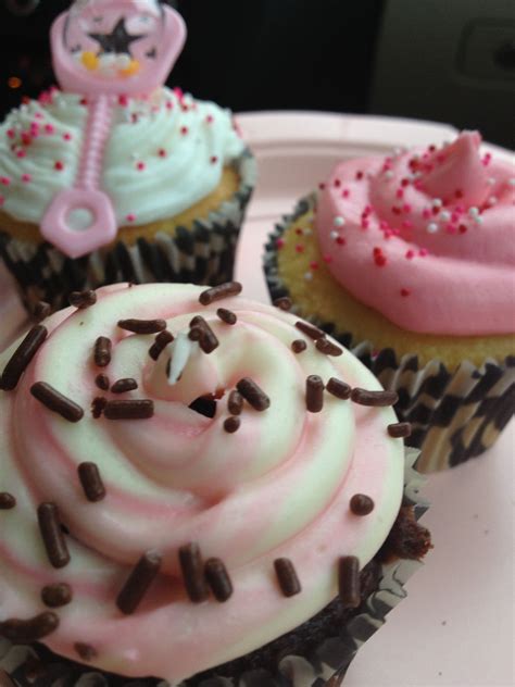 Baby girl cupcakes-I'd like to try the swirl frosting (With images ...