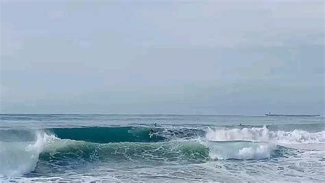 Durban was crazy this morning : r/surfing