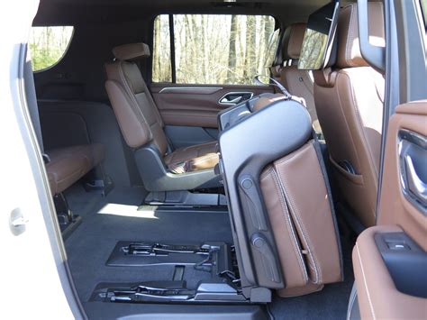 2023 Chevrolet Suburban Pictures: | U.S. News