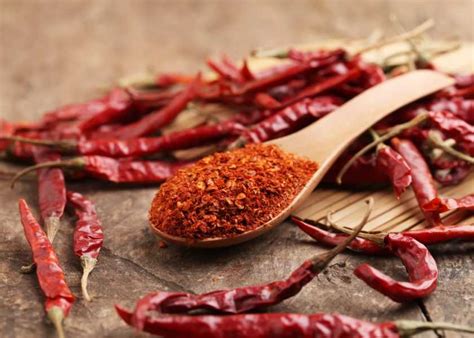 6 Best Cayenne Pepper Substitutes – Chili Powders and Hot Sauces