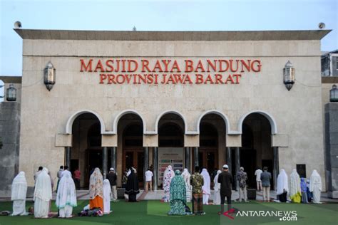 Shalat Idul Adha di Masjid Raya Bandung terapkan protokol kesehatan - ANTARA News