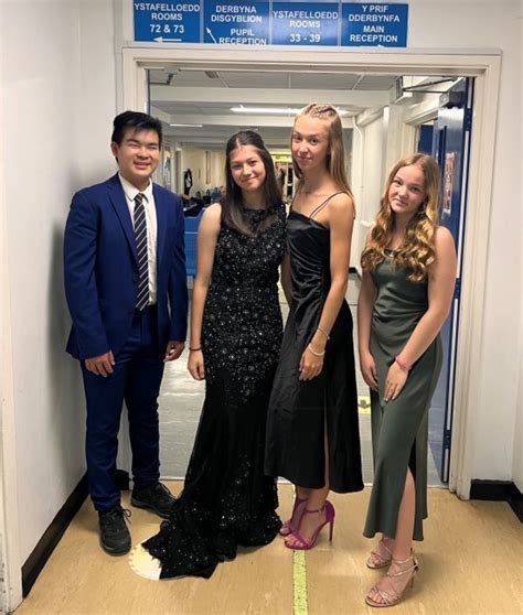 Llanishen high School opens a Sustainable Prom Store