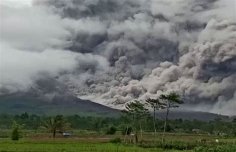 Indonesia's Mount Semeru erupts, spewing 600 metres ash | New Straits ...