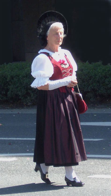 File:Liechtenstein Traditional Outfit.jpg - Wikipedia