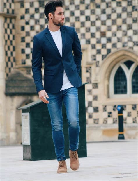 Tenue: Blazer bleu marine, T-shirt à col rond blanc, Jean bleu, Bottines chukka en daim marron ...