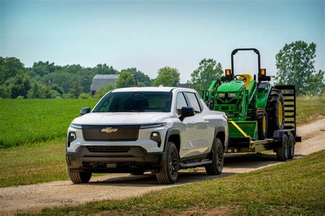 Chevy Silverado EV debuts monster battery, unreal 450+M range