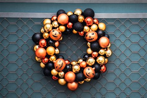 11 Halloween Wreath Ideas To Welcome Spooky Season