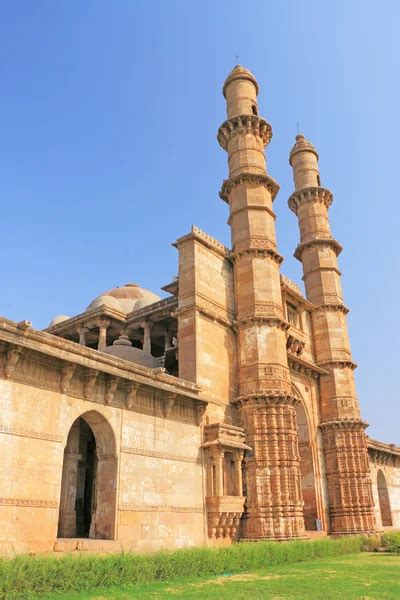 Fort and towers at Pavagadh Archaeological Park World Heritage — Stock ...