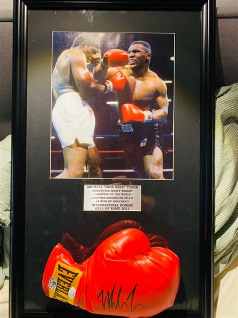 Framed - Boxing - Mike Tyson - Boxing gloves - Catawiki