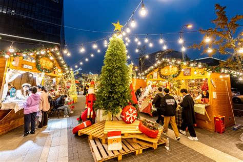 Shanghai lights up, welcomes visitors for the Christmas holidays - Chinadaily.com.cn