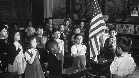 How the Pledge of Allegiance Went from Marketing Ploy to Classroom Staple | HowStuffWorks