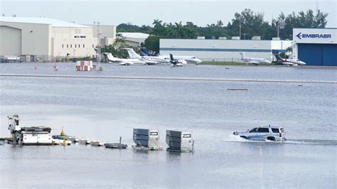 Heavy rains flood Fort Lauderdale, force airport to close