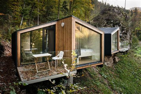 cabane-mini-chalet-montagne-ekokoncept-for-4-0 maison-prefabriquee-contemporaine-ecologique-en ...