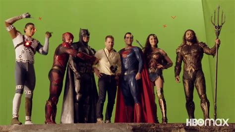 Justice League: Zack Snyder Poses With Ben Affleck, Henry Cavill and Rest of Costumed Cast