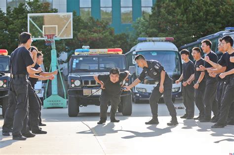 浙江舟山：巡特警队员酷暑练精兵_新闻中心_中国网