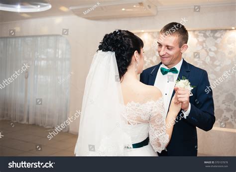 Romantic Couple Dancing On Their Wedding Stock Photo 370107878 ...