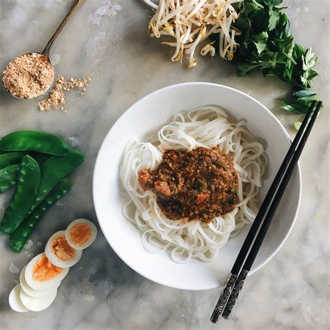 BURMESE STYLE NOODLES WITH MUSHROOM CURRY SAUCE | The Healthy Hunter