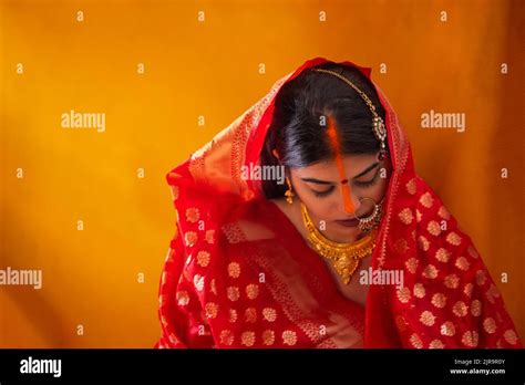 Bride from Bihar in the midst of sindoor ceremony, in a traditionally Bihari wedding Stock Photo ...