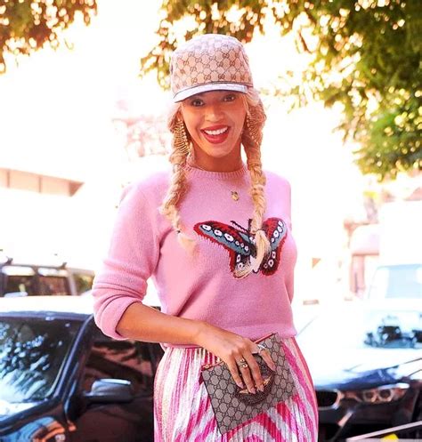 Beyonce looks pretty in pink as she visits mum Tina in New York ...