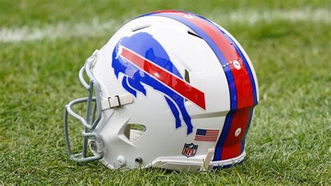 LOOK: Emmanuel Sanders suits up with Buffalo Bills for first time