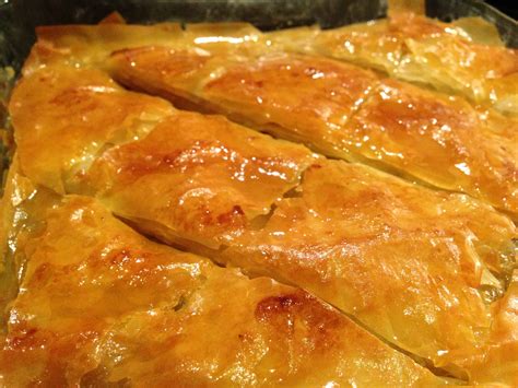 Baklava (Greek walnut, pistachio and syrup cake) - My Greek Dish