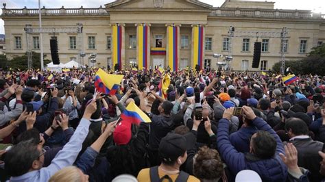 Colombia: Petro's supporters take to the streets to defend his health ...