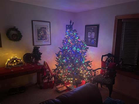 I love Christmas tree lights at night : r/CozyPlaces