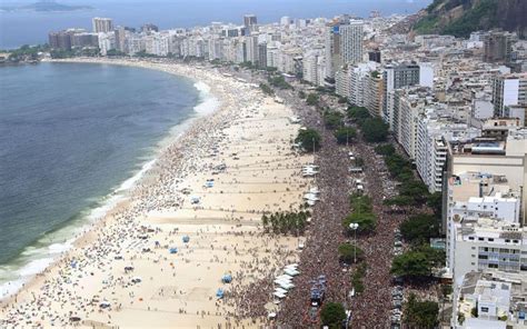 Pictures of the day: February 7 2016 | Brazil carnival, Copacabana beach, Carnival