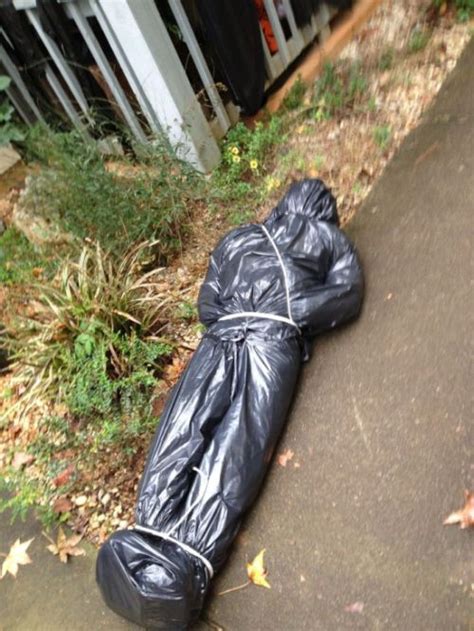 How To Make A Creepy Looking Bodybag At Home (3 pics)