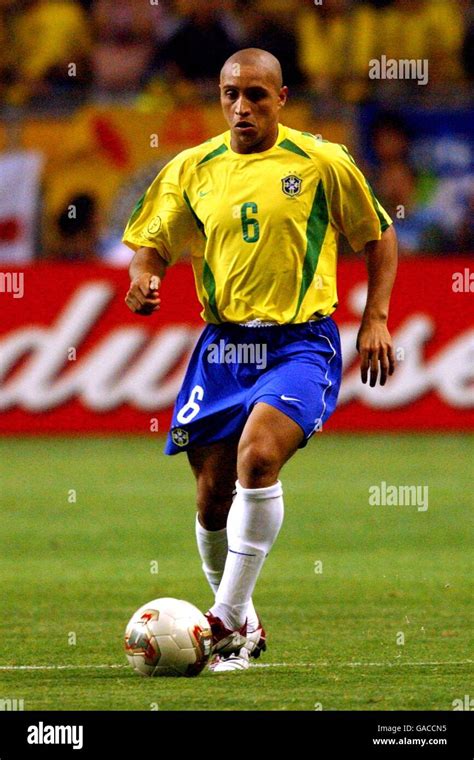 Roberto carlos world cup brazil 2002 hi-res stock photography and ...