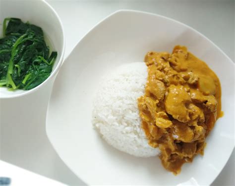 [Homemade] Curry pork on rice, served with boiled spinach : r/food