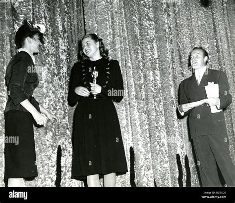 1945 OSCARS Bob Hope with Jennifer Jones at left and Ingrid Bergman ...