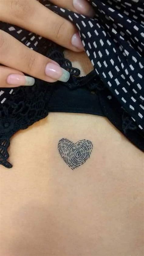 Tatuaje de una huella dactilar en forma de corazón