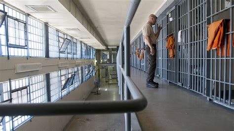 Arizona to transfer 2,706 prisoners from state-run prison to private facility