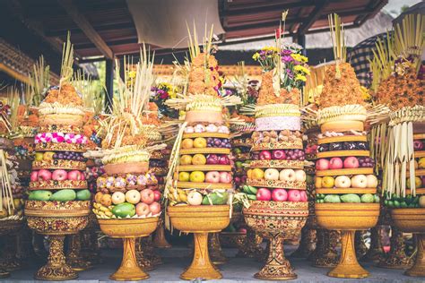 Traditional balinese offerings to Gods with fruits in bask… | Flickr