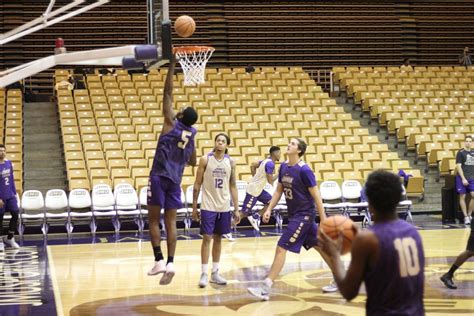 JMU men's basketball defined by athleticism, youth | Sports | breezejmu.org